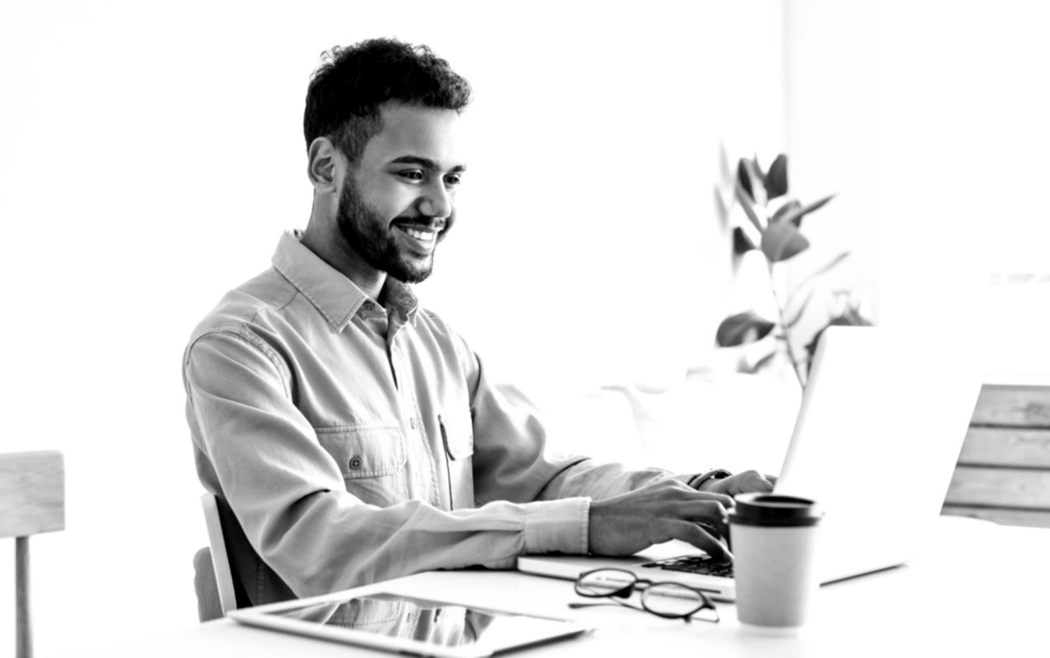 Session d'analyse collaborative avec documents financiers et outils numériques